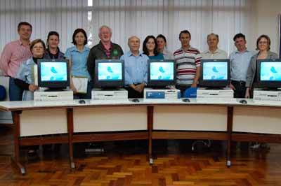 Fundeste doa computadores e impressoras para entidades de Chapecó