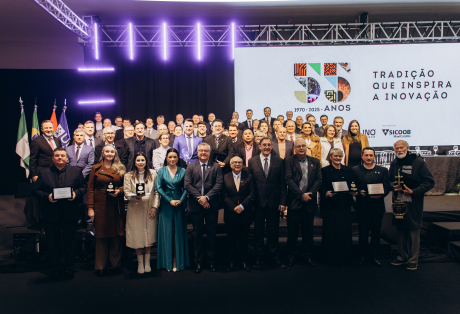 Fundeste/Unochapecó homenagearam 55 egressos, autoridades e lideranças